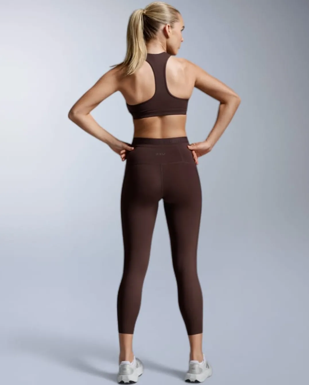 2XU Women'S Form Racerback Medium Impact Bra Bark/bark