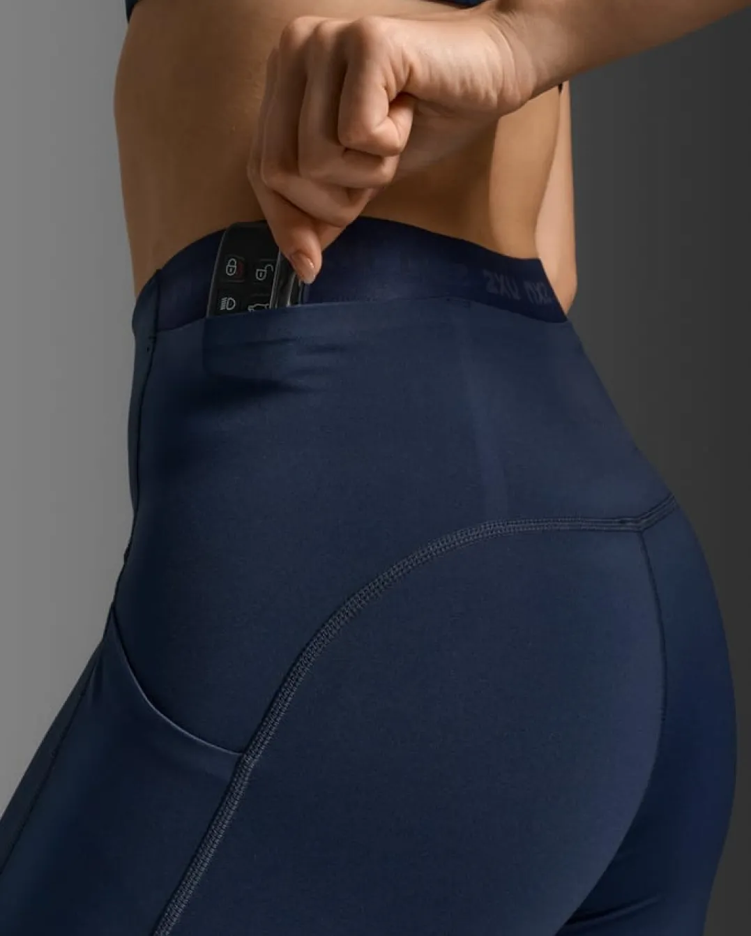 2XU Women's Form Stash Hi-Rise Compression 7/8 Midnight/midnight