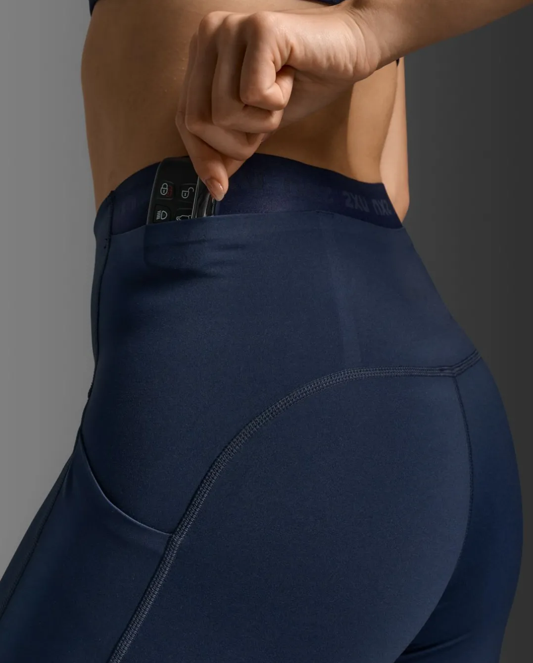 2XU Women's Form Stash Hi-Rise Compression 7/8 Midnight/midnight